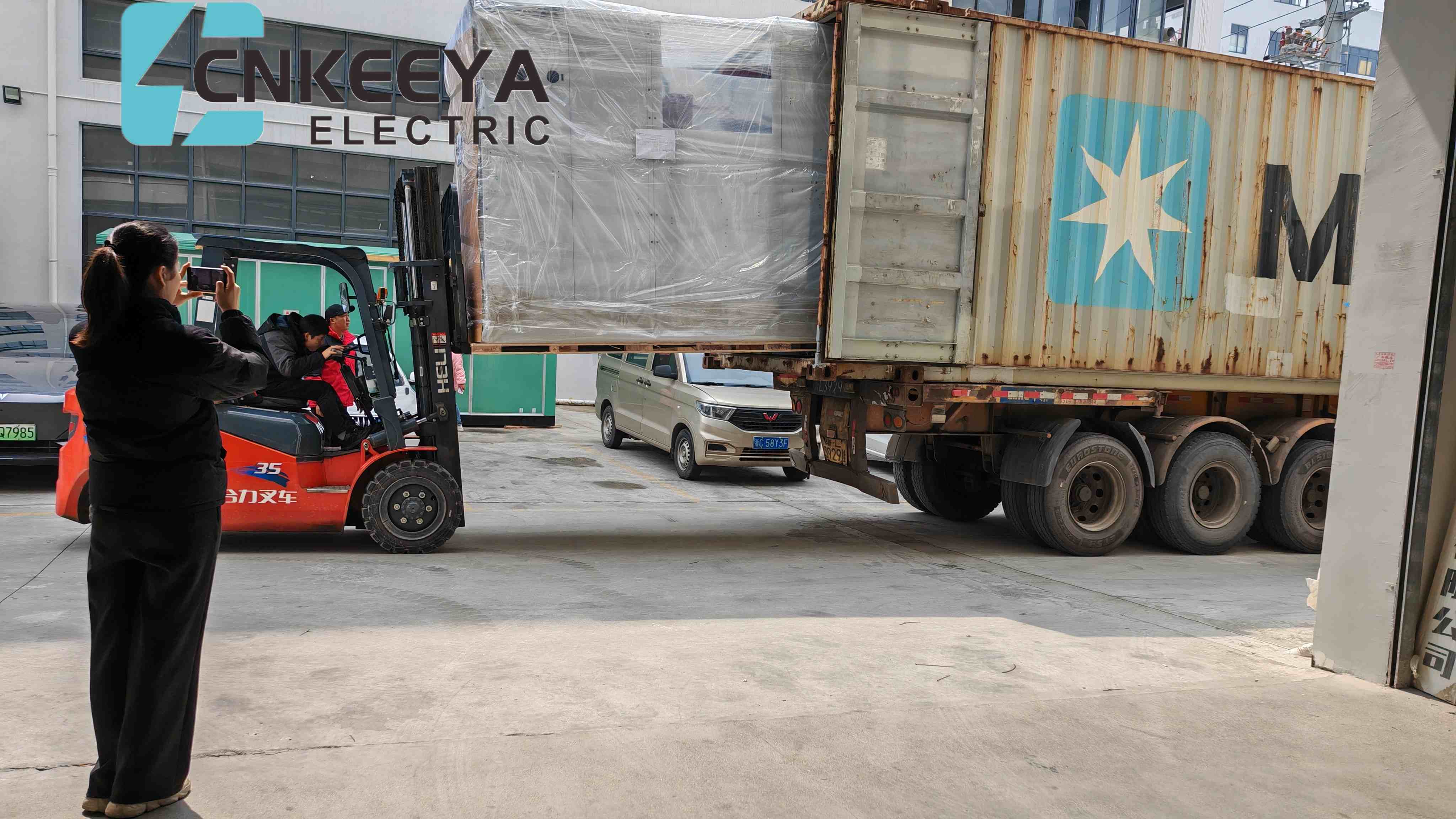 우크라이나 고객을 위한 전력 프로젝트 건설을 지원하기 위해 회사의 4개의 KYN61 캐비닛이 성공적으로 로드 및 배송되었습니다.